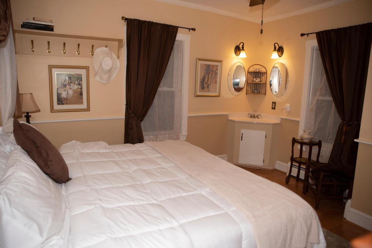 Artful Lodger Newport Room photo