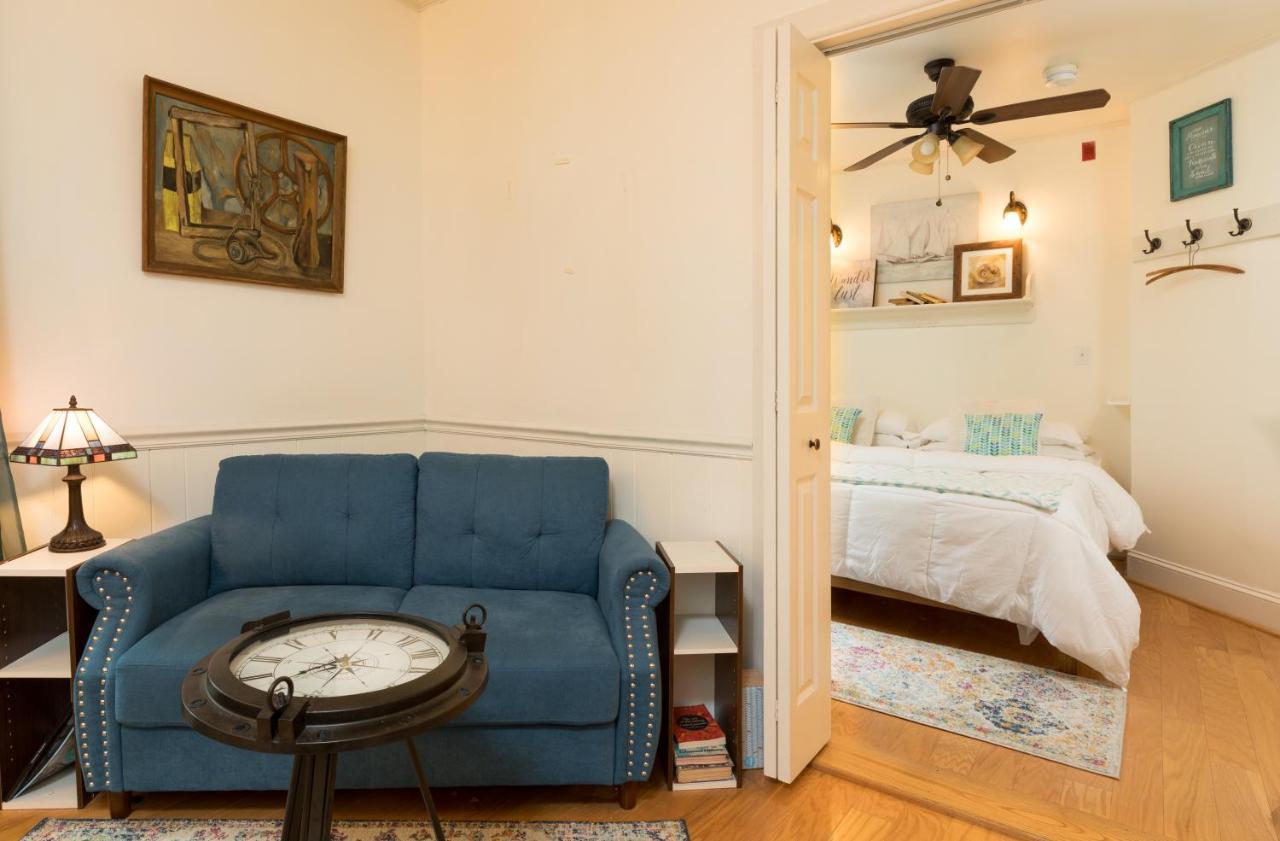 Artful Lodger Newport Room photo