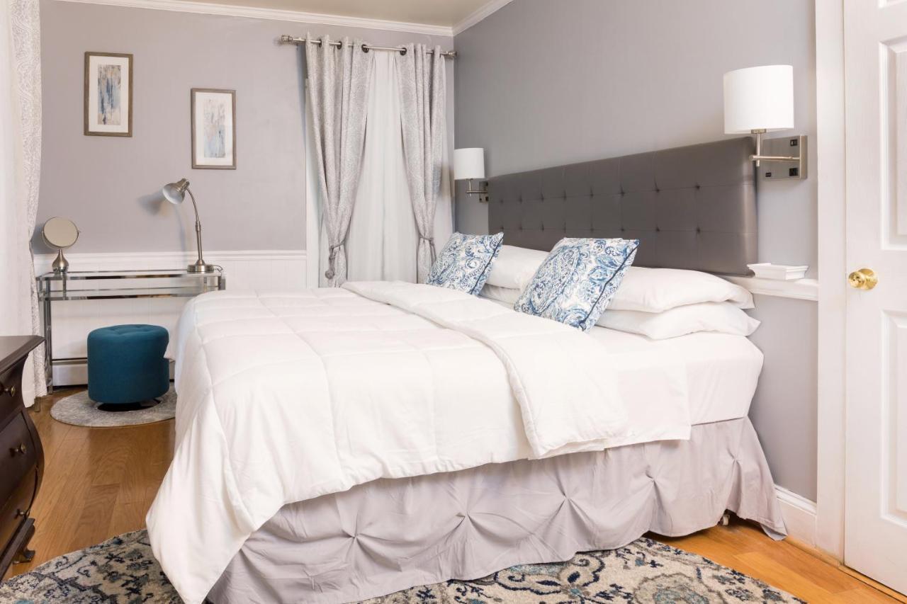 Artful Lodger Newport Room photo