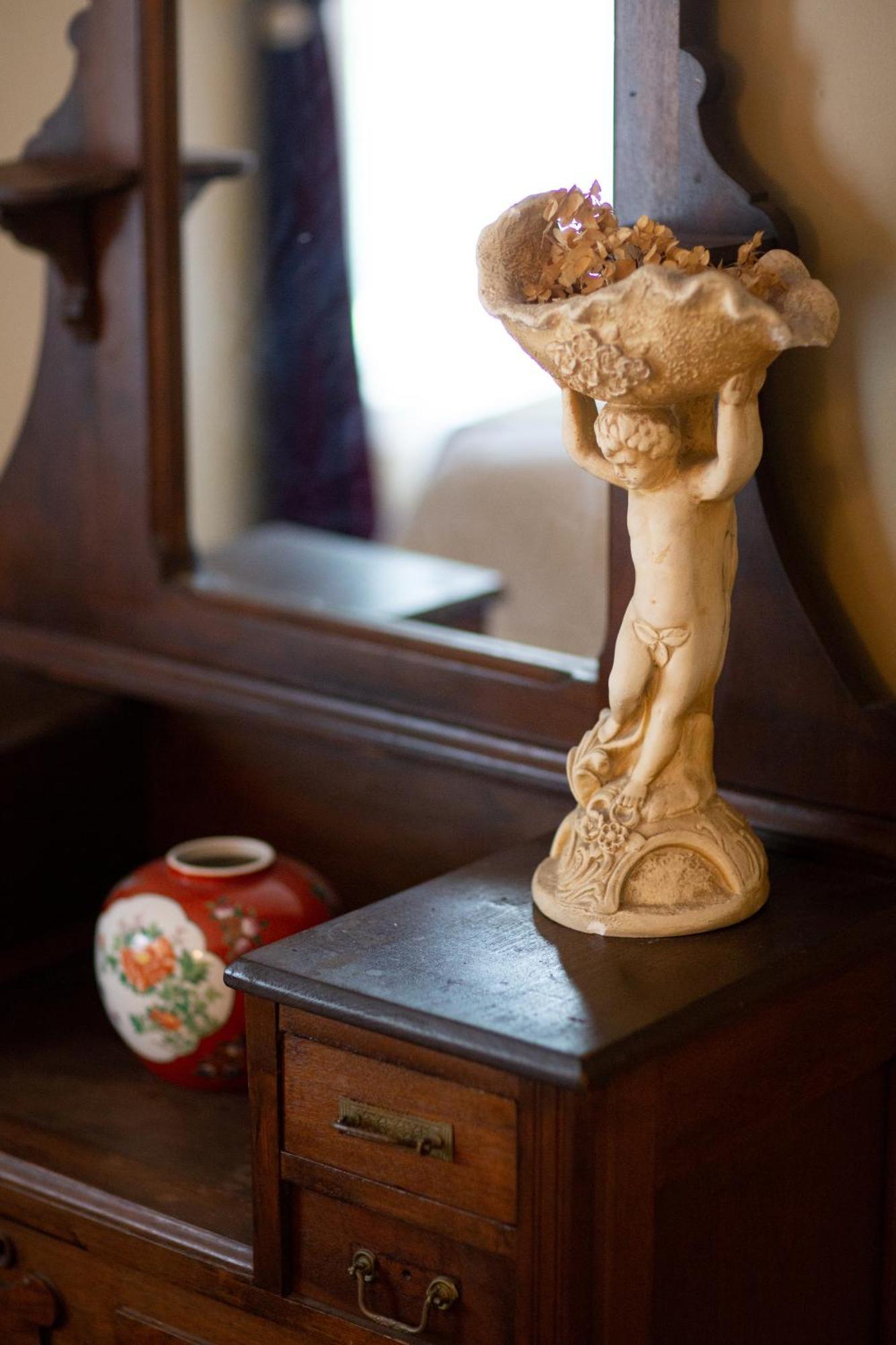 Artful Lodger Newport Room photo
