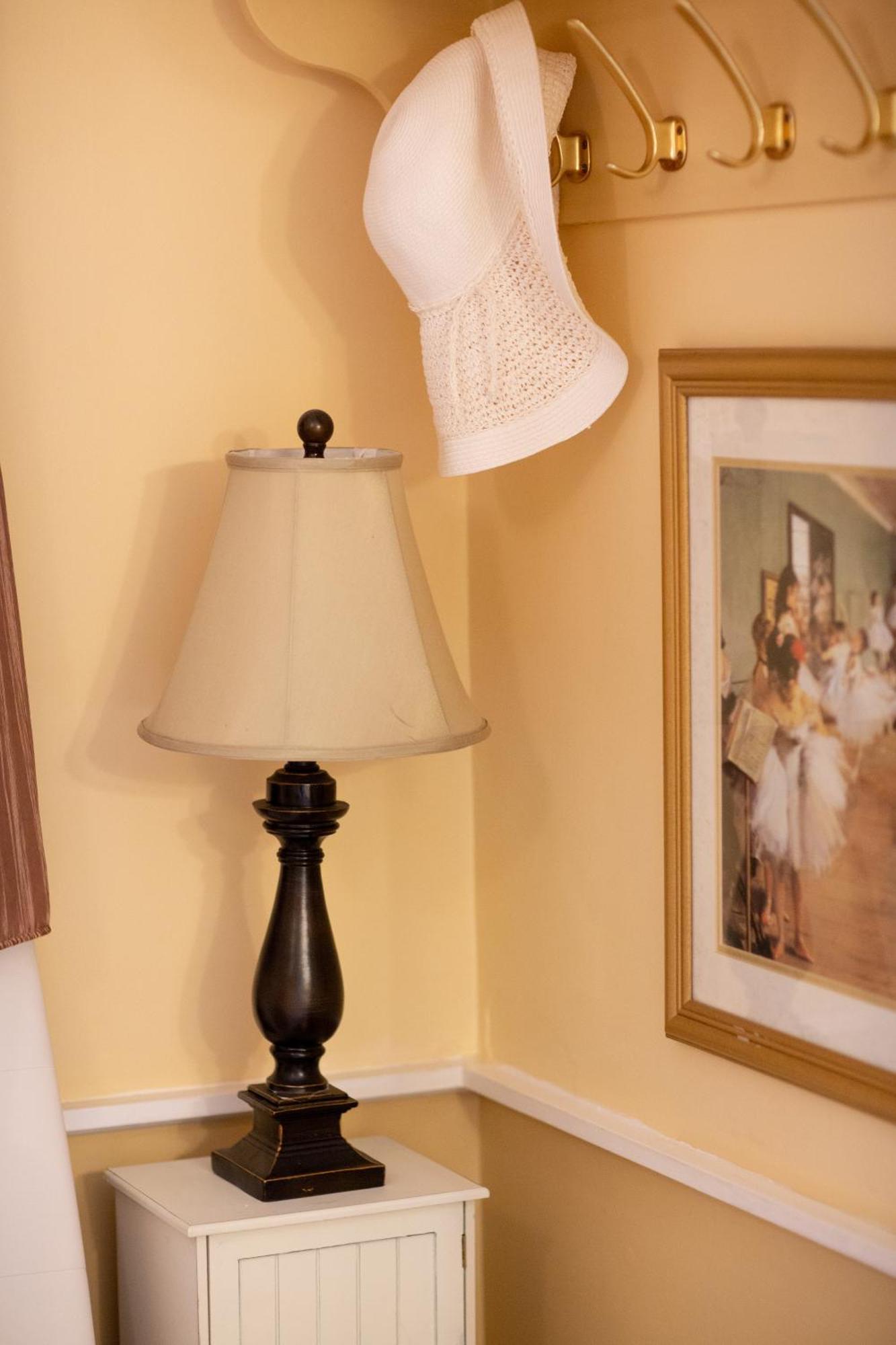 Artful Lodger Newport Room photo