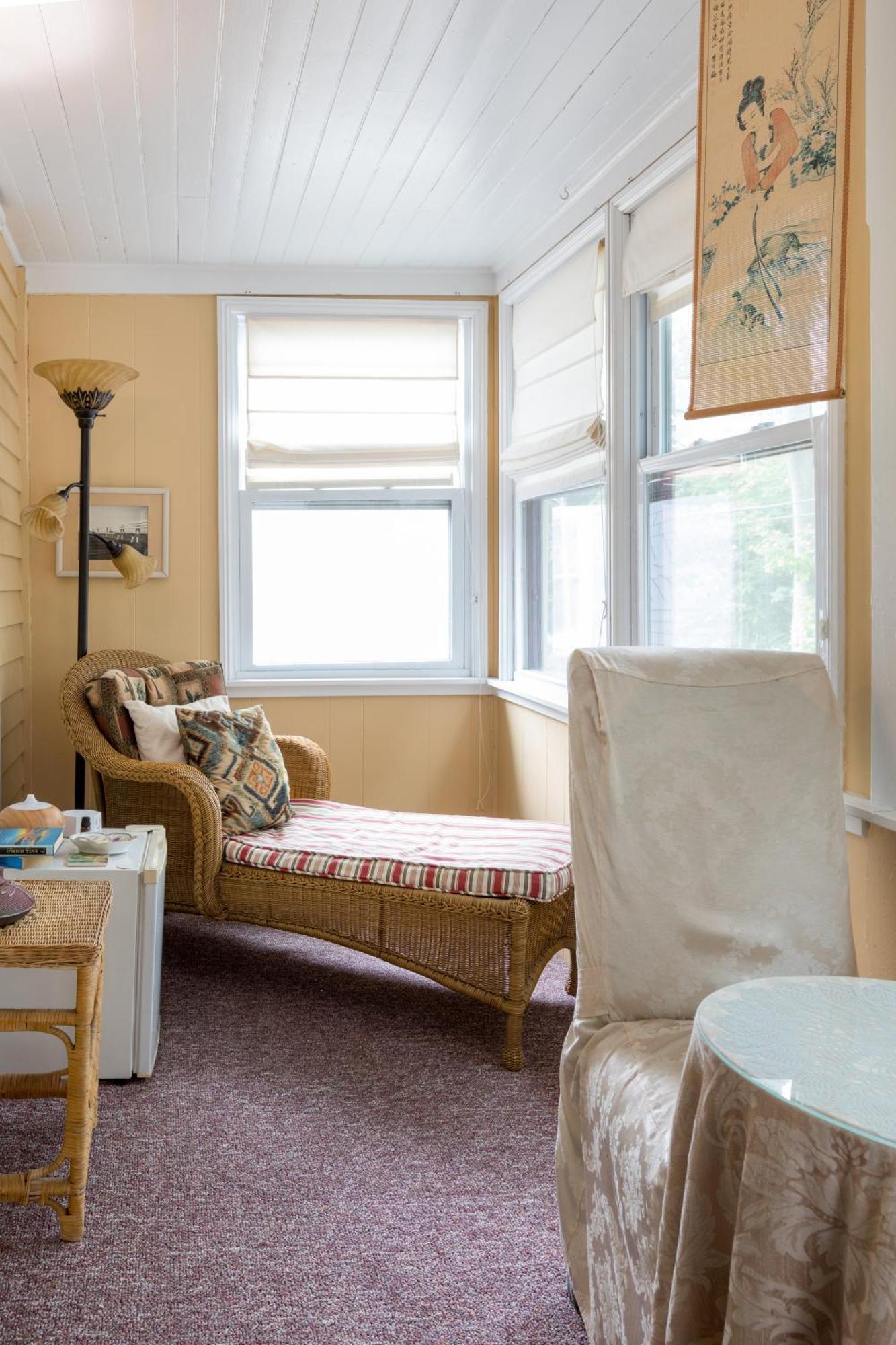 Artful Lodger Newport Room photo