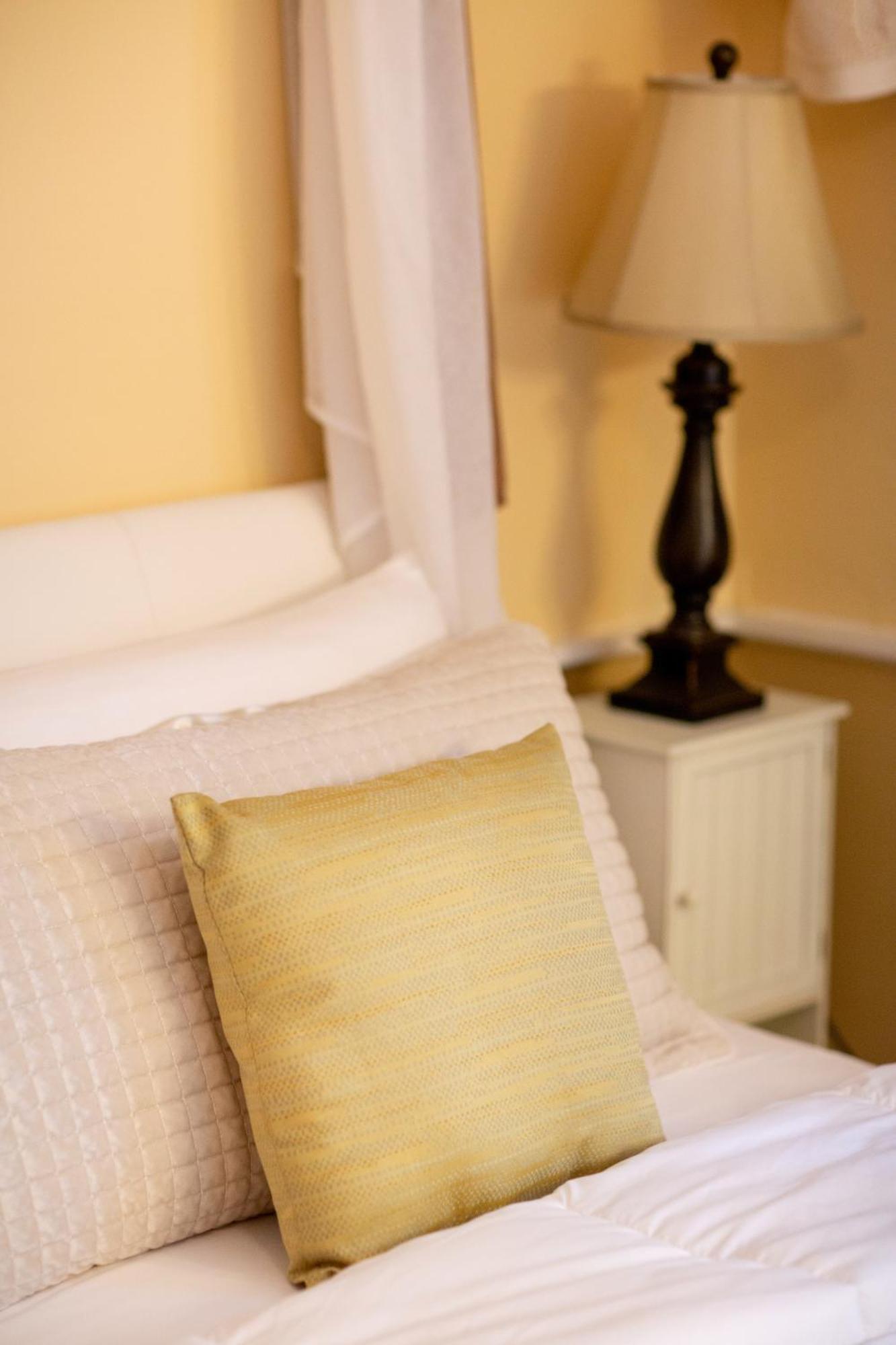 Artful Lodger Newport Room photo