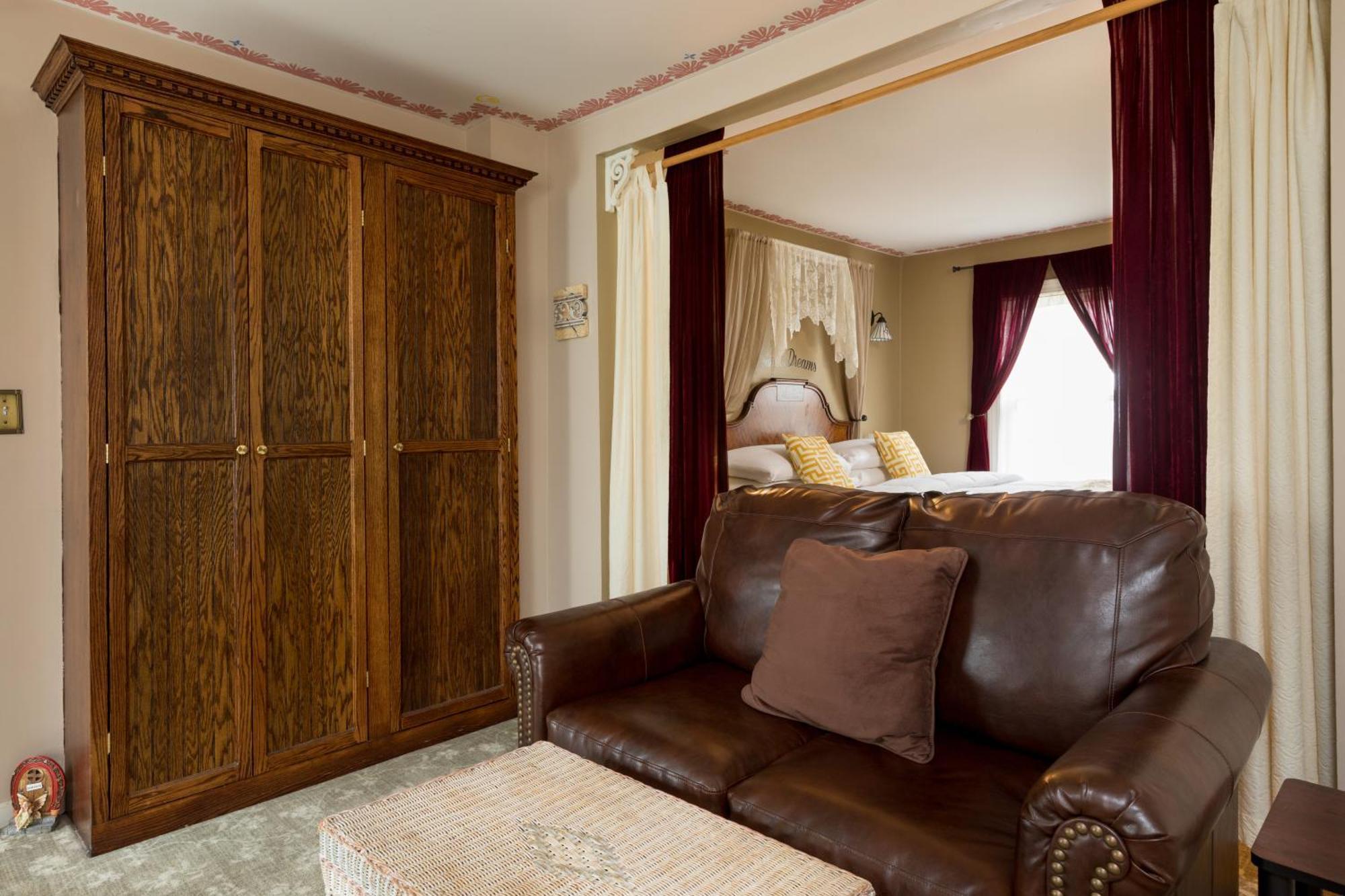 Artful Lodger Newport Room photo