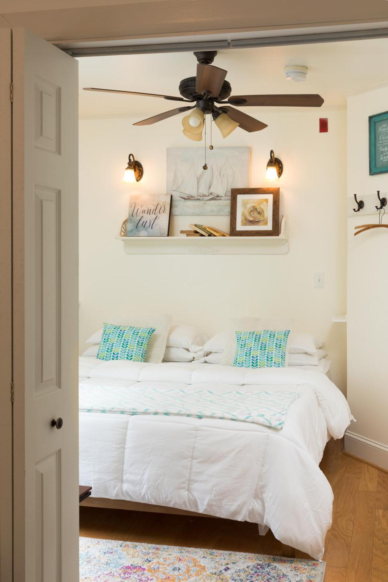 Artful Lodger Newport Room photo