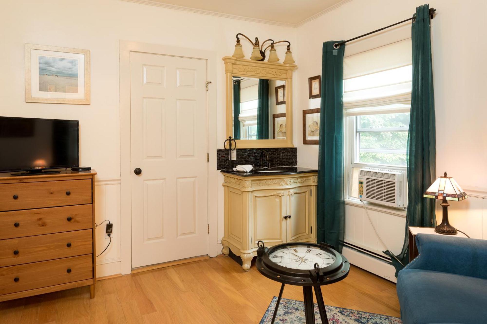 Artful Lodger Newport Room photo