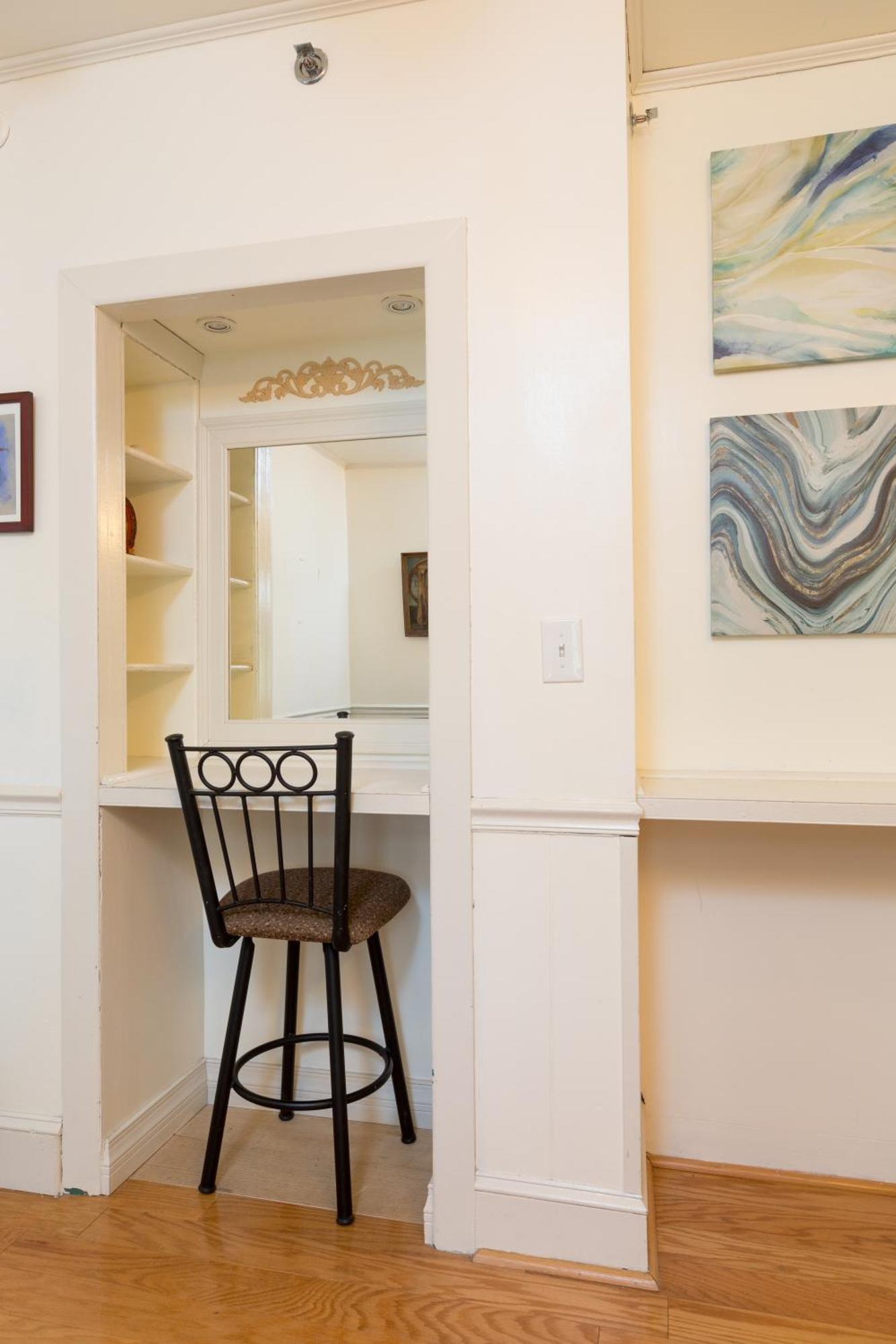 Artful Lodger Newport Room photo
