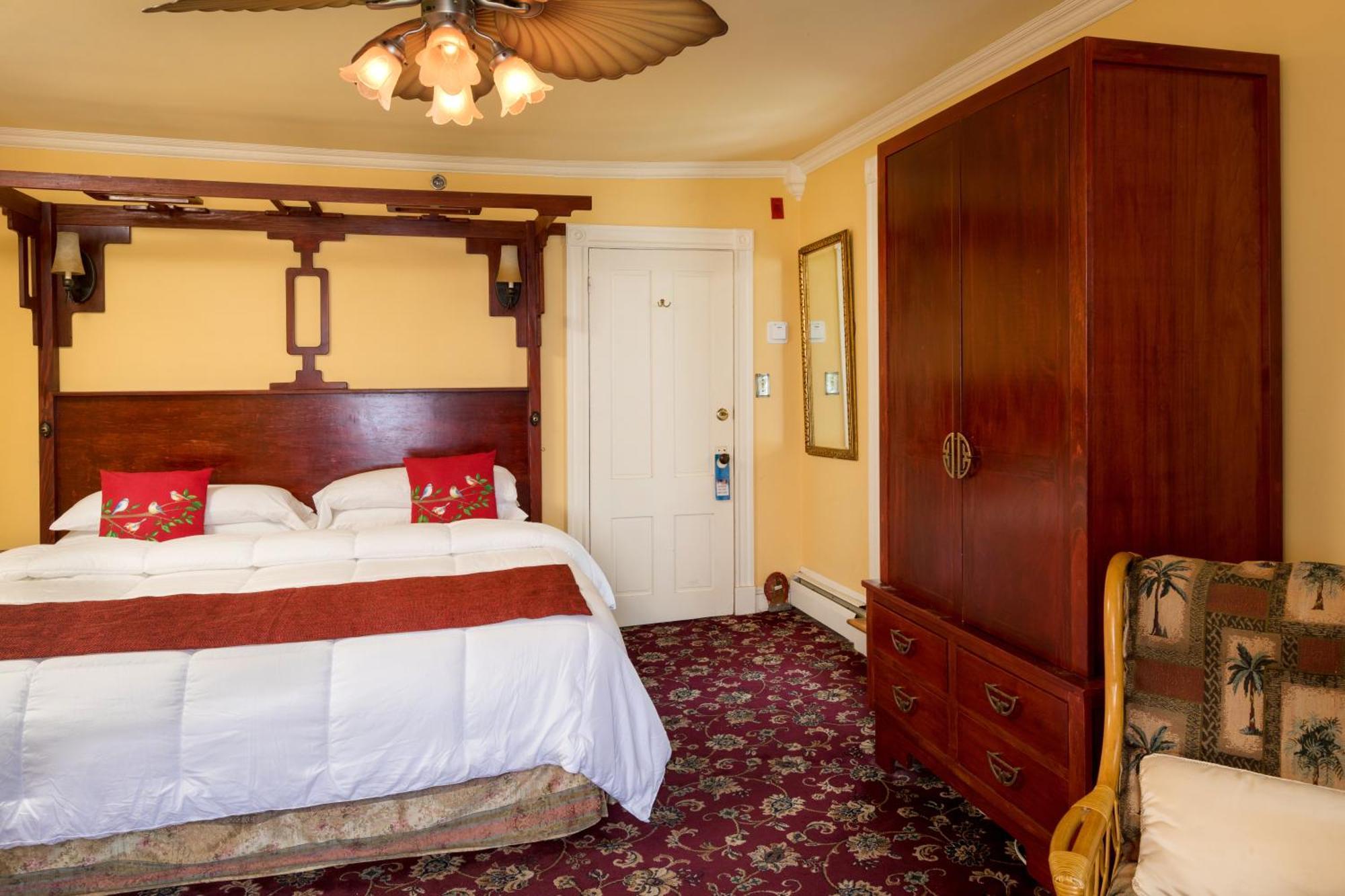 Artful Lodger Newport Room photo