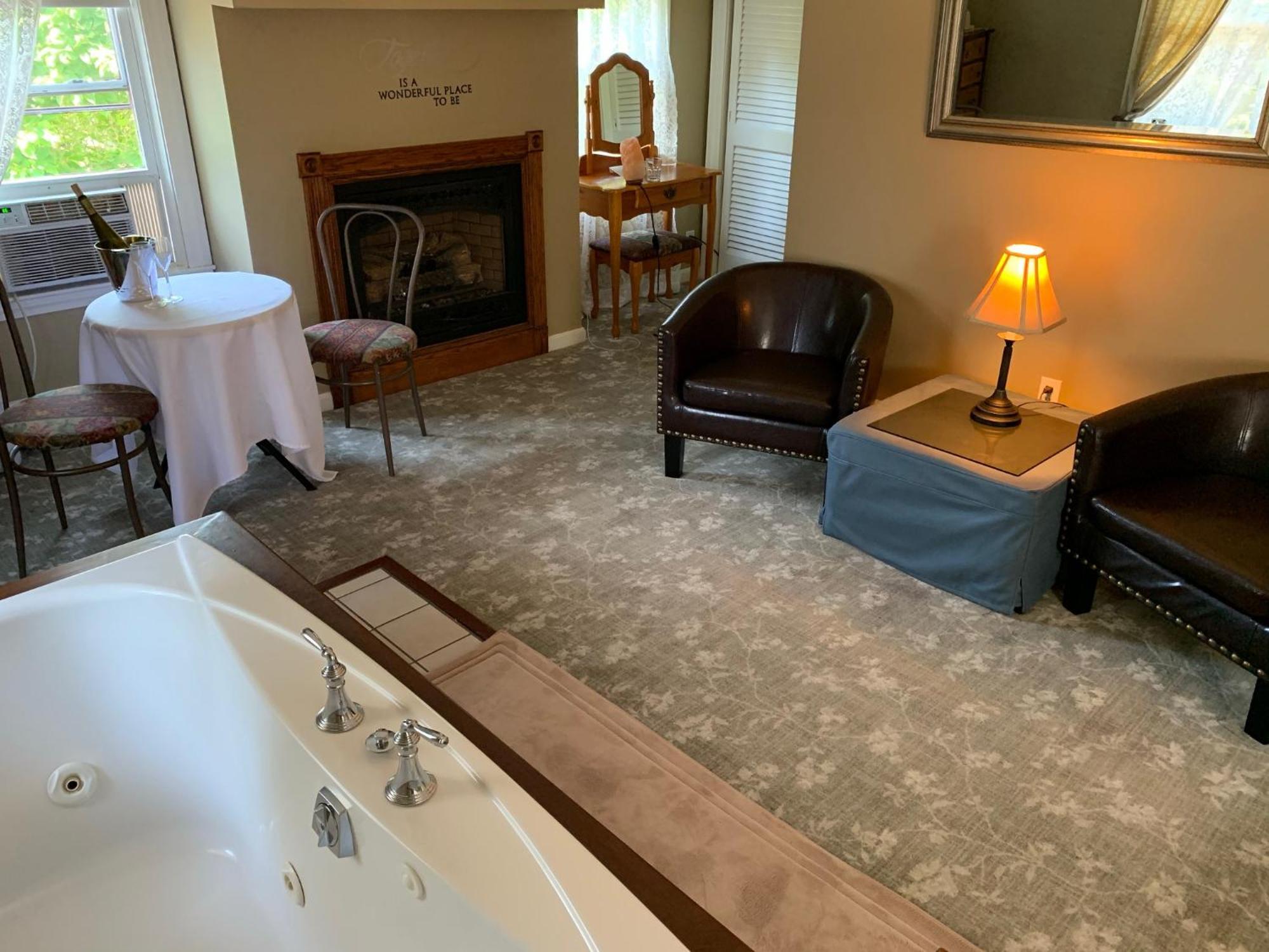 Artful Lodger Newport Room photo
