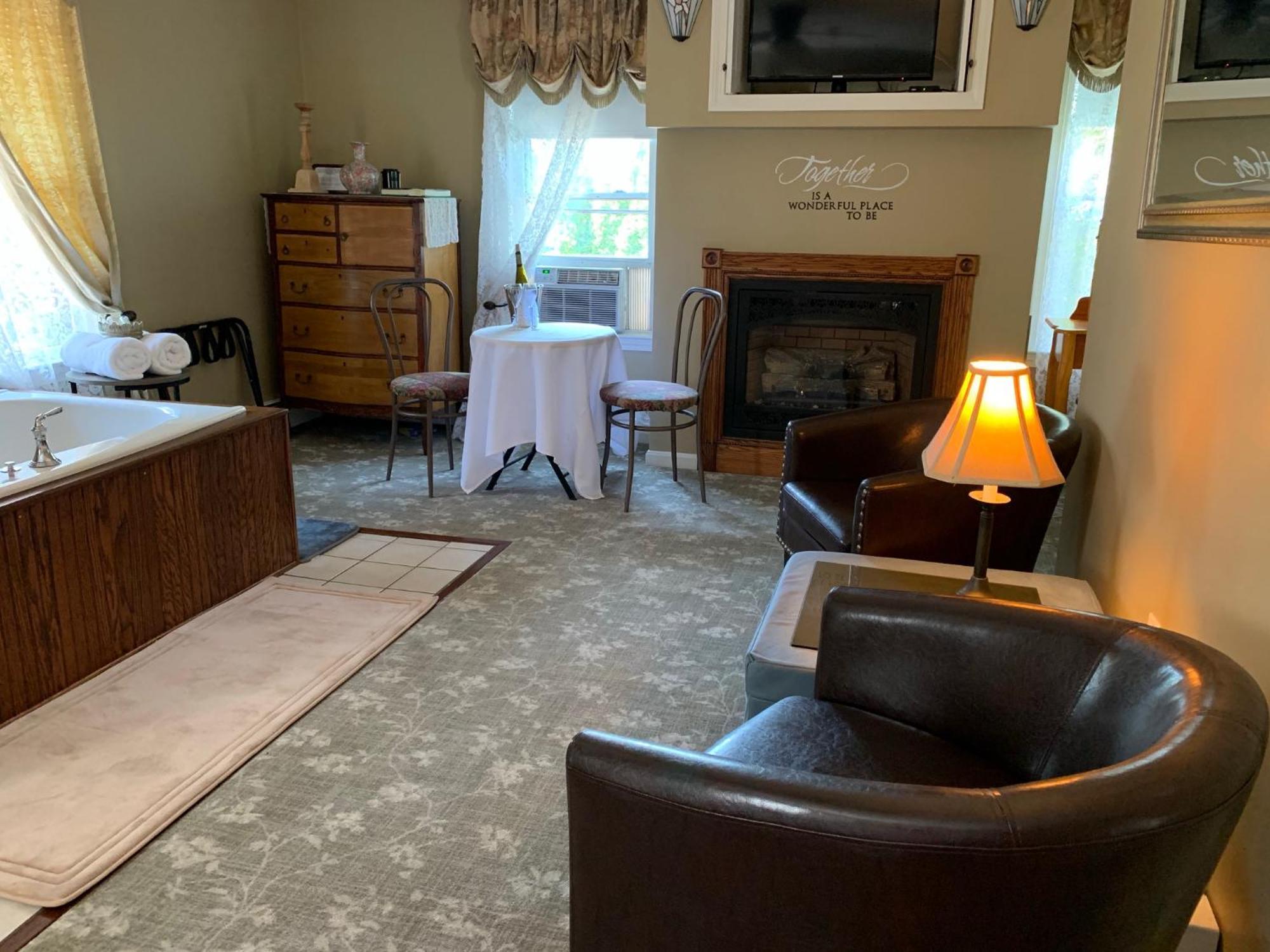 Artful Lodger Newport Room photo